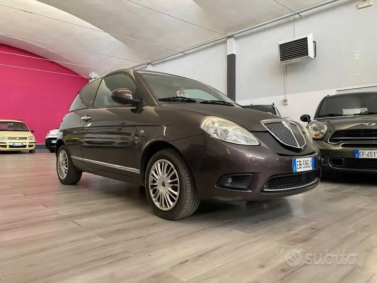Occasion Lancia Ypsilon 60 PK (44 kW) 2010 Paars Hatchback