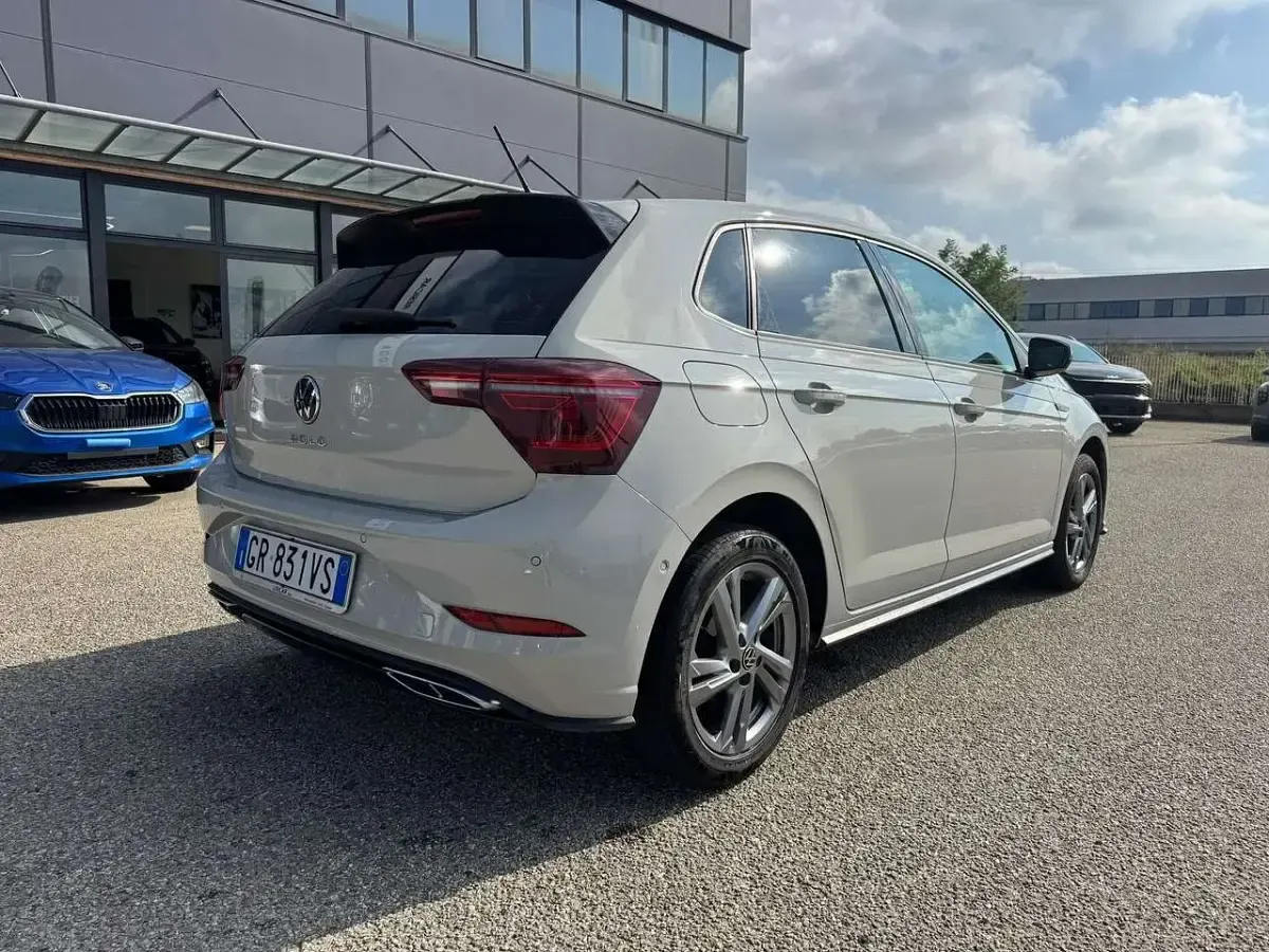 Usata VW Polo R-line 95 CV (69 kW) 2024 Grigio Utilitaria