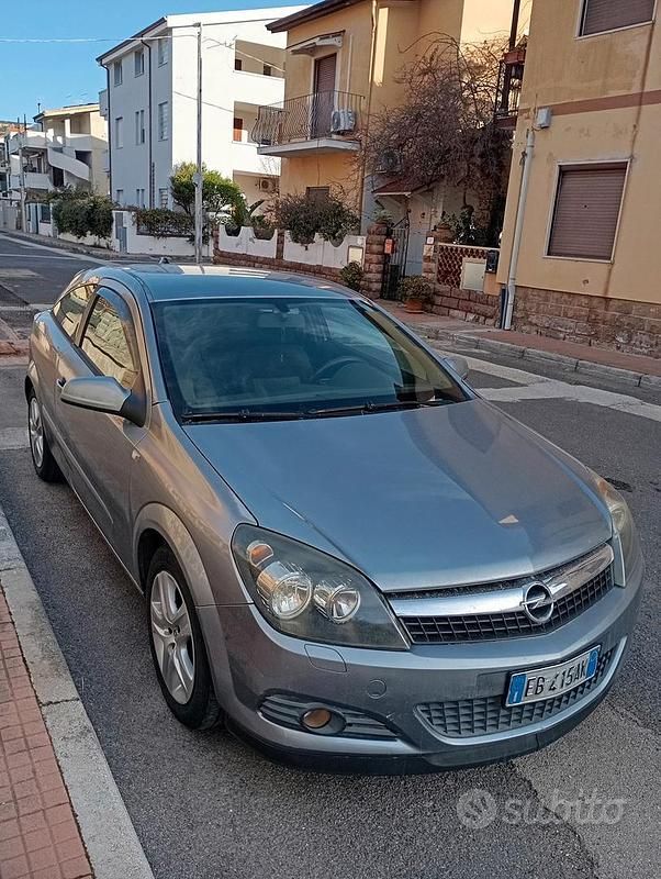 Usata Opel Astra GTC 110 CV (80 kW) 2010 Coupé