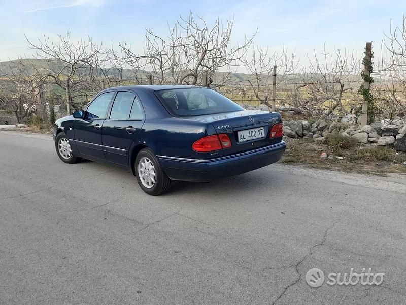 Usata Mercedes E250 Elegance 113 CV (83 kW) 1996 Blu/azzurro Berlina