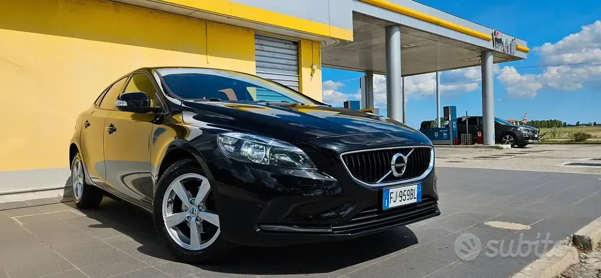 Usata Volvo V40 Business Edition 120 CV (88 kW) 2017 Nero Berlina