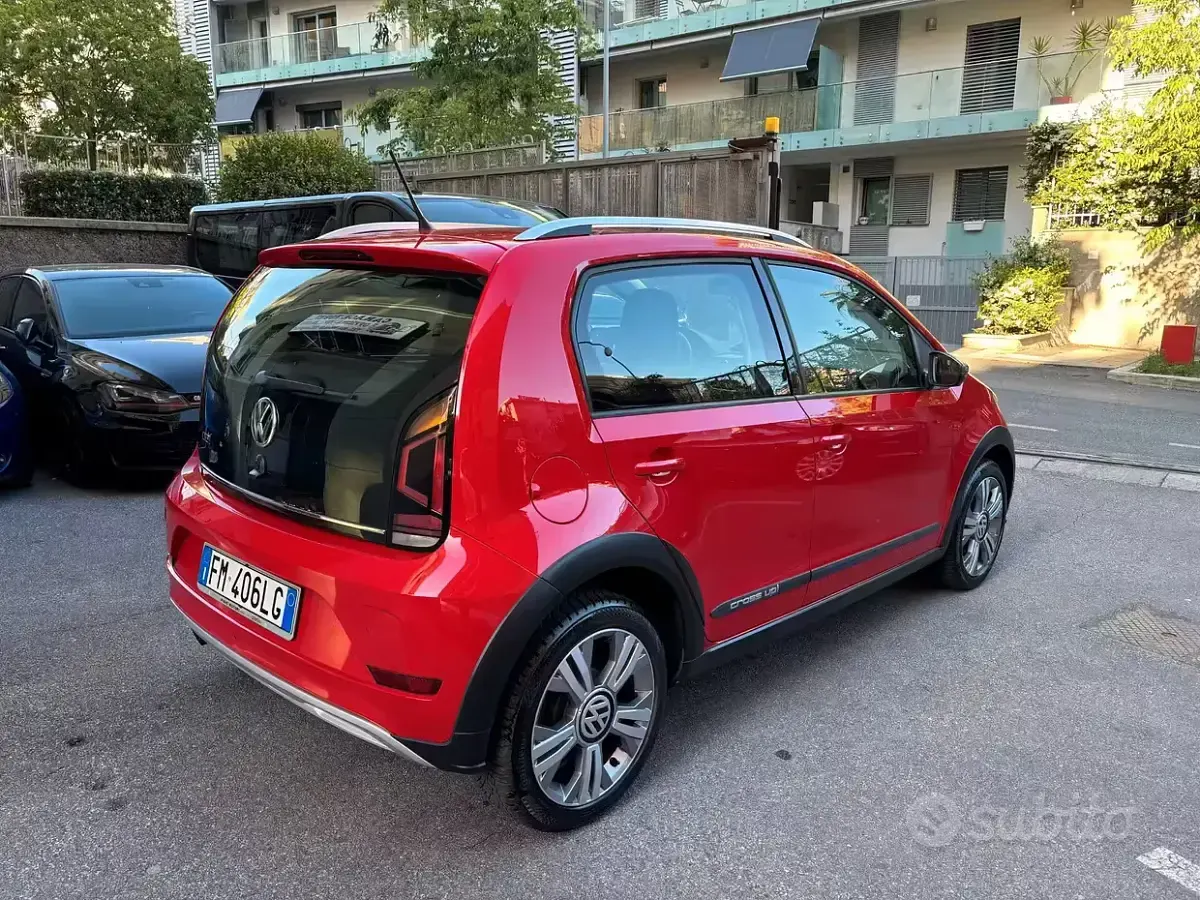 Begagnad VW up! 75 HK (55 kW) 2017 Röd Halvkombi