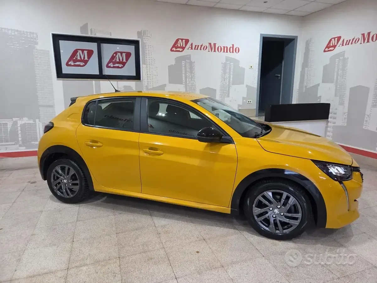 Usata Peugeot 208 Allure 102 CV (75 kW) 2023 Giallo Utilitaria