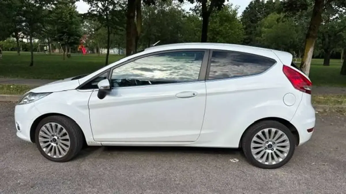 Usata Ford Fiesta Titanium 95 CV (69 kW) 2010 Bianco Berlina