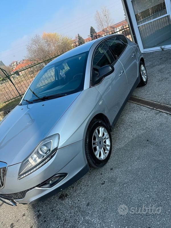 Begagnad Lancia Delta 120 HK (88 kW) 2010 Grå Halvkombi