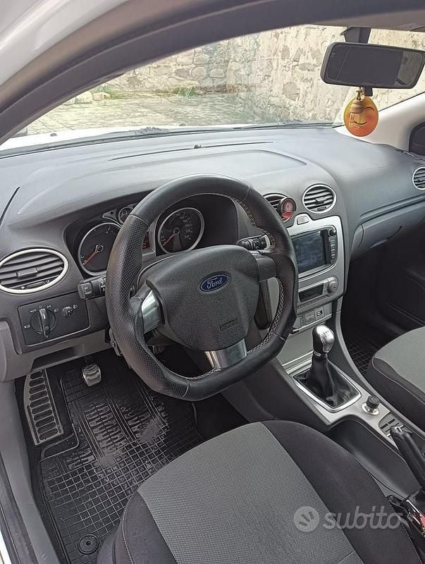Usata Ford Focus 110 CV (80 kW) 2010 Bianco Station wagon