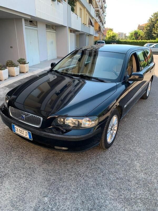 Usata 2004 Volvo V70 Station wagon | 2500 € (Cara) - Immagine 1/4