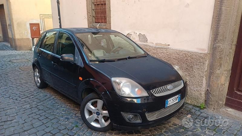 Usata Ford Fiesta 73 CV (53 kW) 2006 Nero Utilitaria