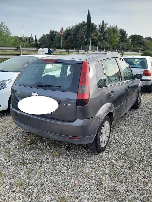 Usata Ford Fiesta Zetec 68 CV (50 kW) 2004 Grigio Utilitaria