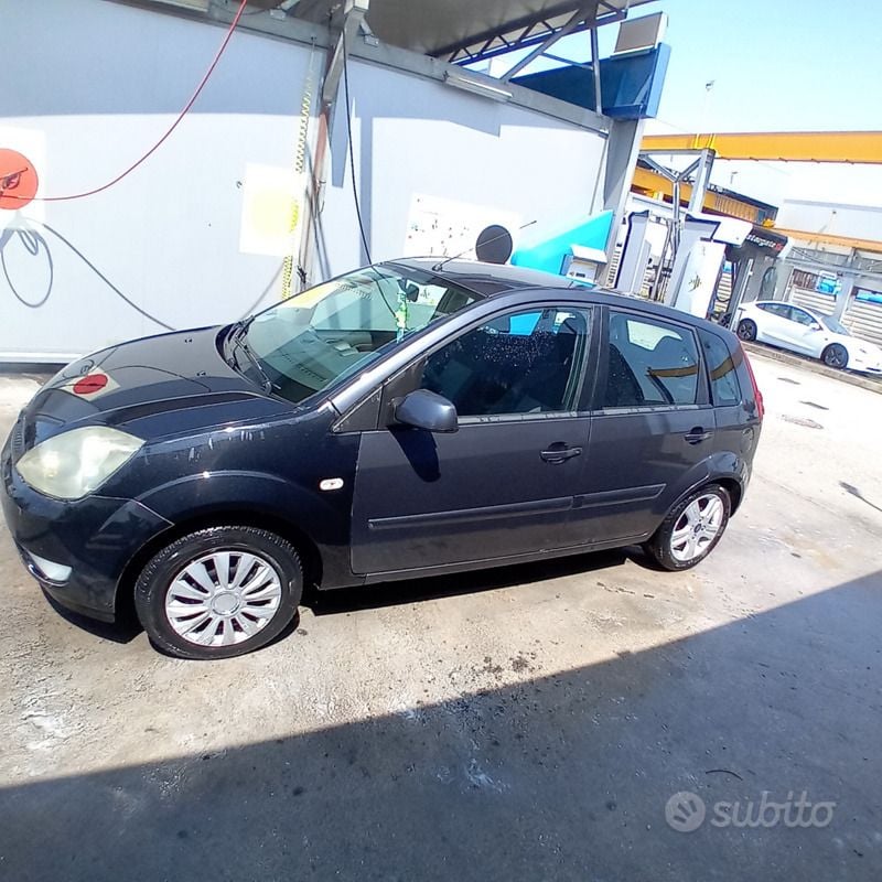 Usata Ford Fiesta 68 CV (50 kW) 2007 Grigio Utilitaria