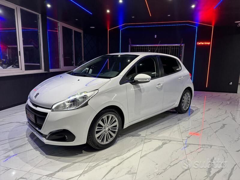 Bianco Usata 2018 Peugeot 208 Allure Due volumi | 9999 € - Immagine 1/4