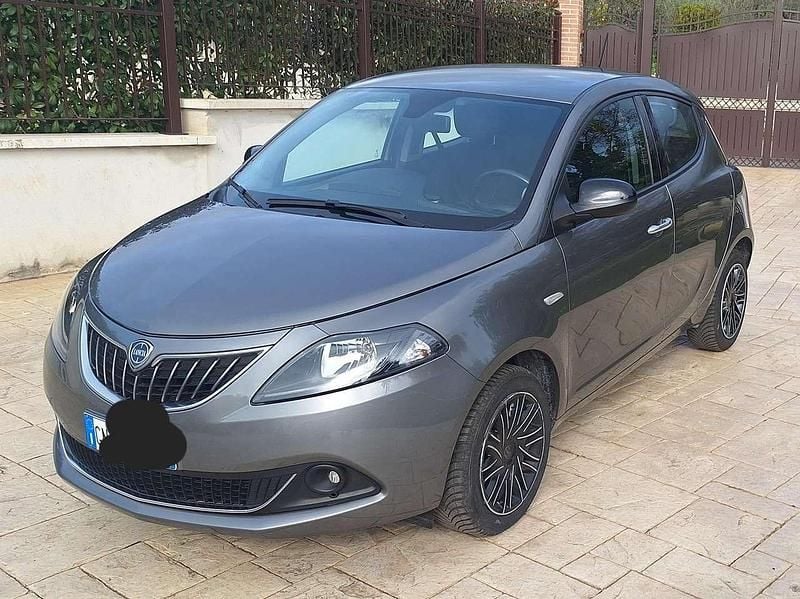 Usata Lancia Ypsilon Gold 69 CV (50 kW) 2023 Grigio Utilitaria
