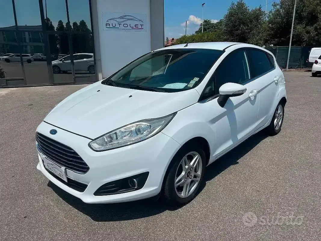 Usata Ford Fiesta Titanium 75 CV (55 kW) 2014 Bianco Utilitaria