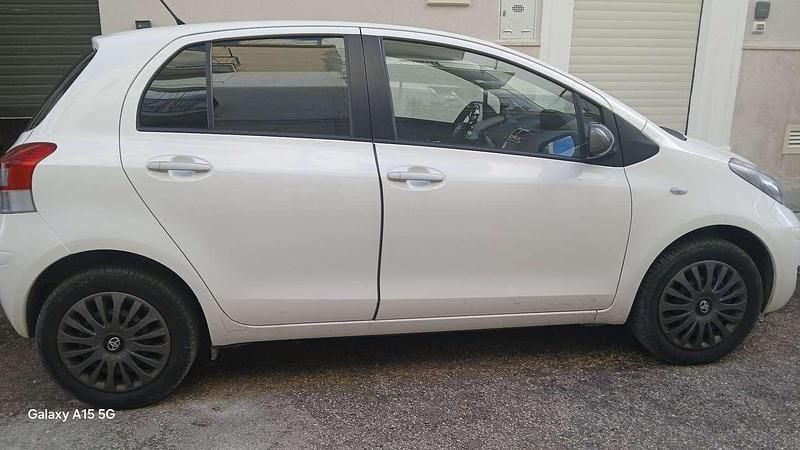 Usata Toyota Yaris 69 CV (50 kW) 2011 Bianco Berlina