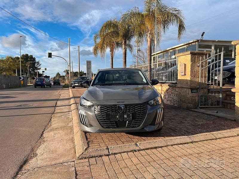Usata Peugeot 208 Allure 101 CV (74 kW) 2025 Grigio Utilitaria