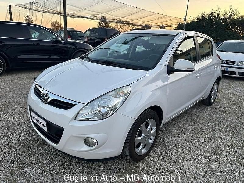 Usata Hyundai i20 Comfort 75 CV (55 kW) 2011 Bianco Utilitaria