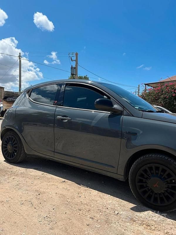 Usata Lancia Ypsilon 80 CV (58 kW) 2014 Grigio Utilitaria
