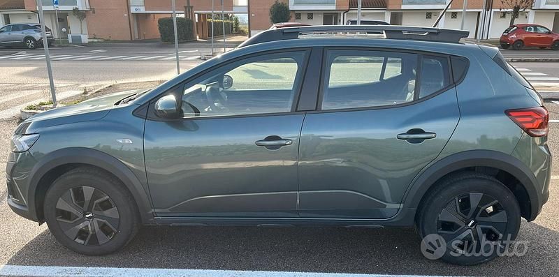 Verde Usata 2024 Dacia Sandero Expression Tre volumi | 15.900 € (Buon prezzo) - Immagine 1/4