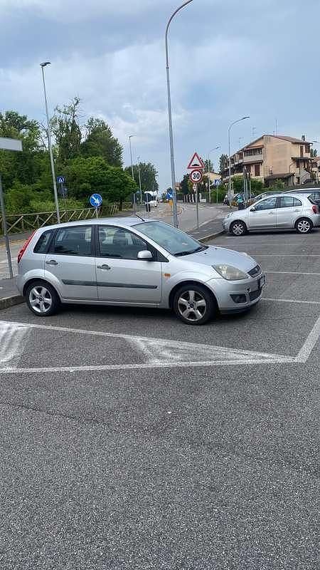 Usata Ford Fiesta Ghia 75 CV (55 kW) 2006 Berlina