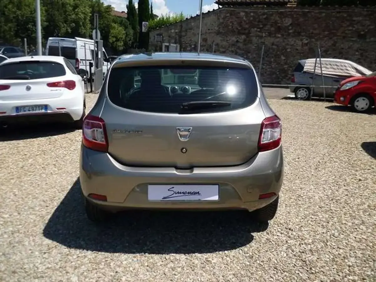 Usata Dacia Sandero Lauréate 75 CV (55 kW) 2015 Bronzo Berlina