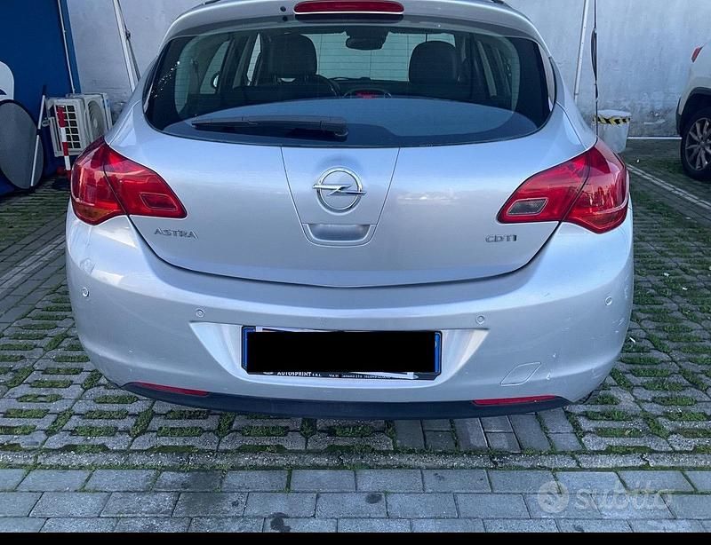 Usata Opel Astra Cosmo 110 CV (80 kW) 2011 Grigio Berlina