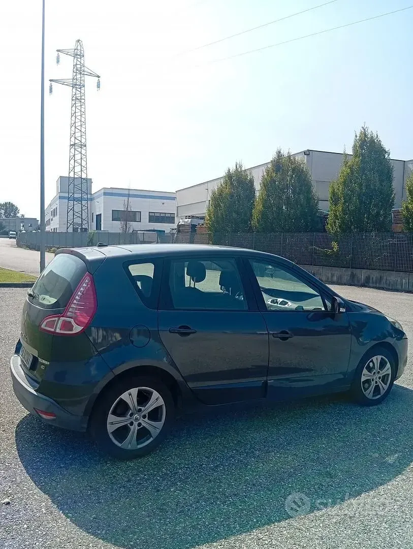 Usata Renault Scénic III Dynamique 130 CV (95 kW) 2010 Grigio Monovolume