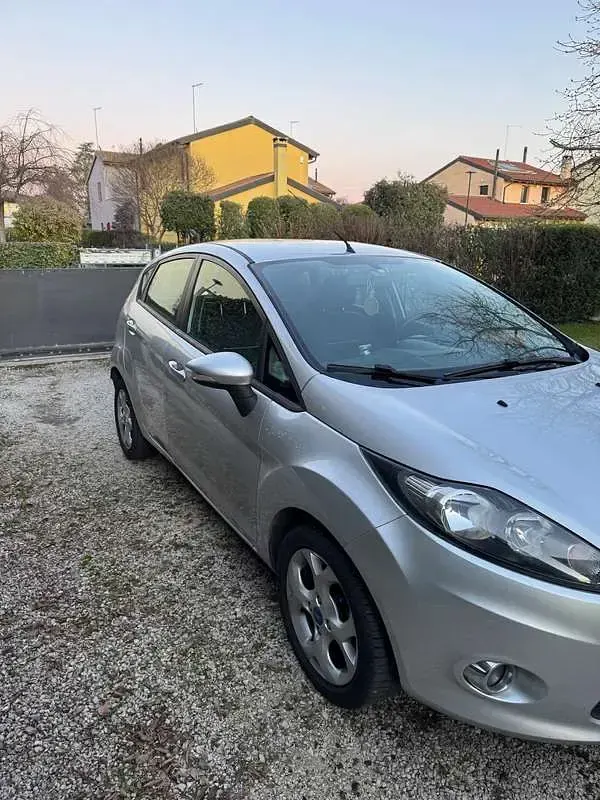 Usata Ford Fiesta 71 CV (52 kW) 2012 Argento Berlina