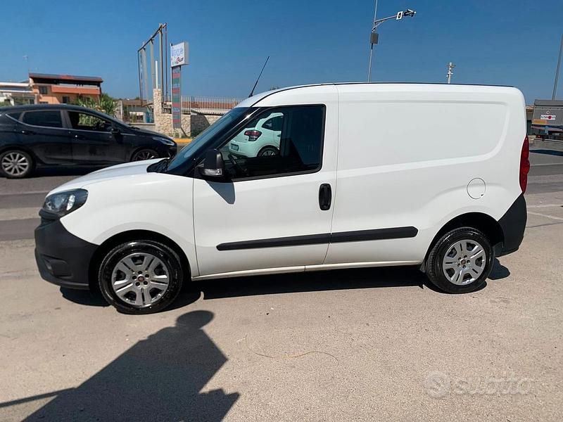 Usata Fiat Doblò Lounge 95 CV (69 kW) 2021 Bianco Monovolume