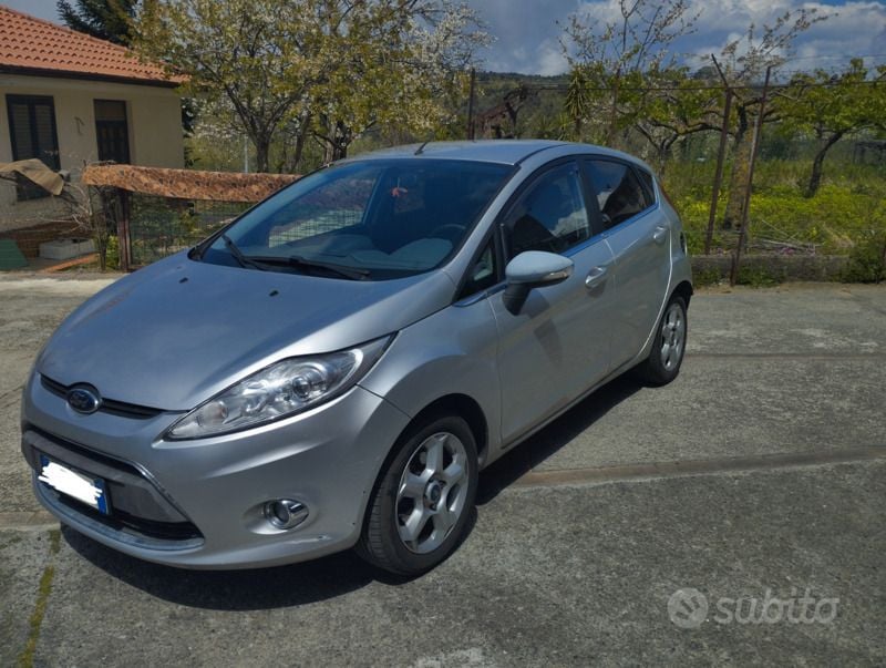 Usata Ford Fiesta Titanium 82 CV (60 kW) 2010 Grigio Utilitaria