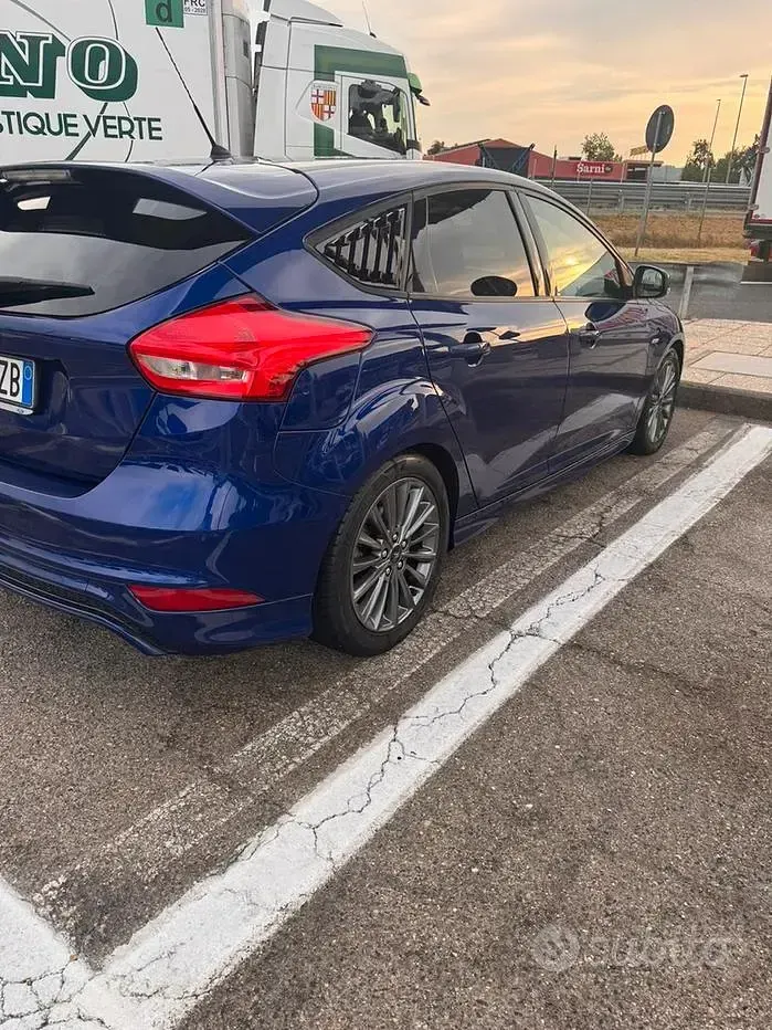 Usata Ford Focus 120 CV (88 kW) 2017 Bluazzurro Berlina
