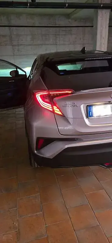 Usata Toyota C-HR Style 98 CV (72 kW) 2016 Argento SUV