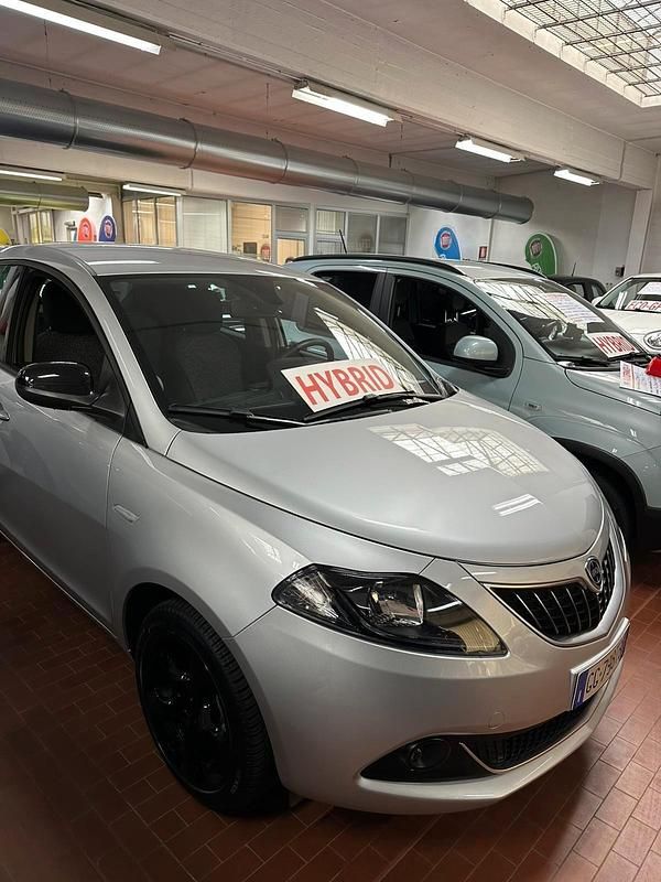 Usata Lancia Ypsilon Silver 69 CV (50 kW) 2021 Argento Utilitaria