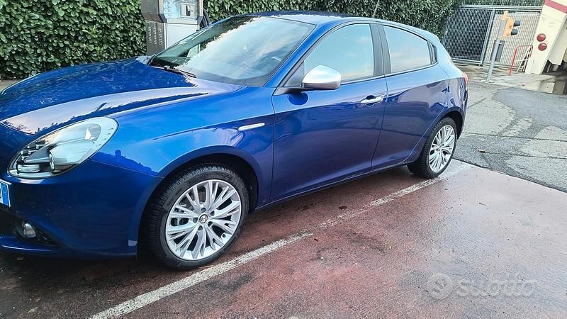 Blu Usata 2017 Alfa Romeo Giulietta Tre volumi | 12.500 € (Buon prezzo) - Immagine 1/4