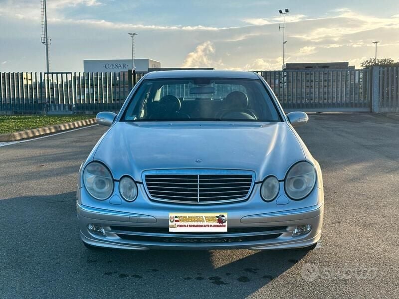 Usata Mercedes E220 Avantgarde 150 CV (110 kW) 2003 Argento Berlina