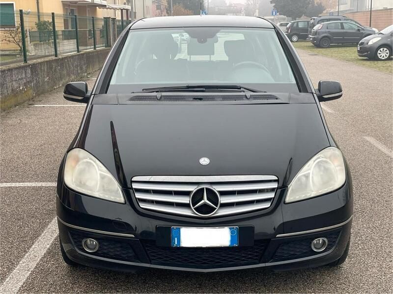 Nero Usata 2010 Mercedes A180 Avantgarde Tre volumi | 2499 € (Ottimo prezzo) - Immagine 1/4