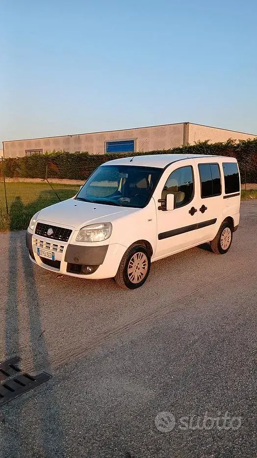 Usata Fiat Doblò 85 CV (62 kW) 2010 Bianco Monovolume
