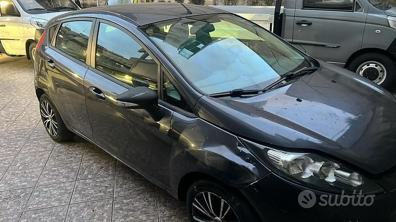 Blu Usata 2009 Ford Fiesta Tre volumi | 2500 € - Immagine 1/4