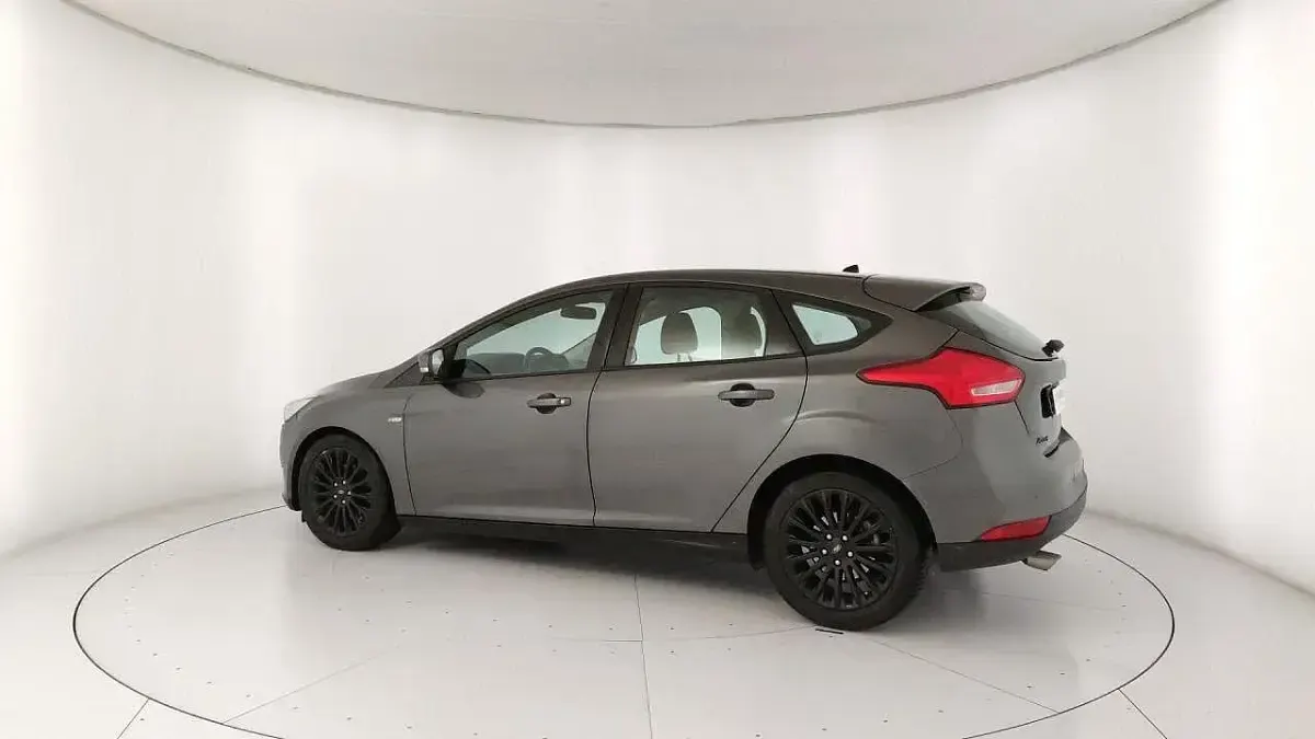 Begagnad Ford Focus Business Edition 120 HK (88 kW) 2017 Grå Sedan