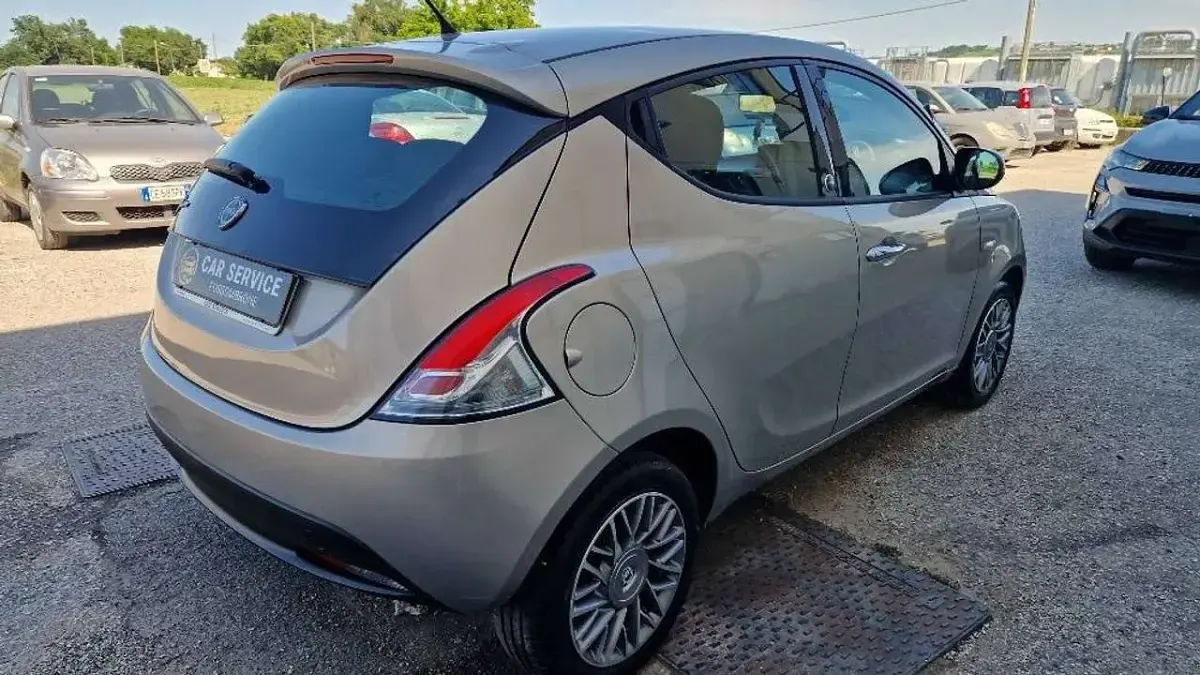 Usata Lancia Ypsilon Gold 69 CV (50 kW) 2012 Grigio Utilitaria