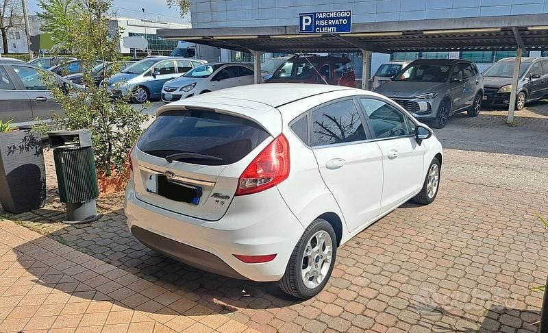 Usata Ford Fiesta Titanium 71 CV (52 kW) 2012 Bianco Utilitaria