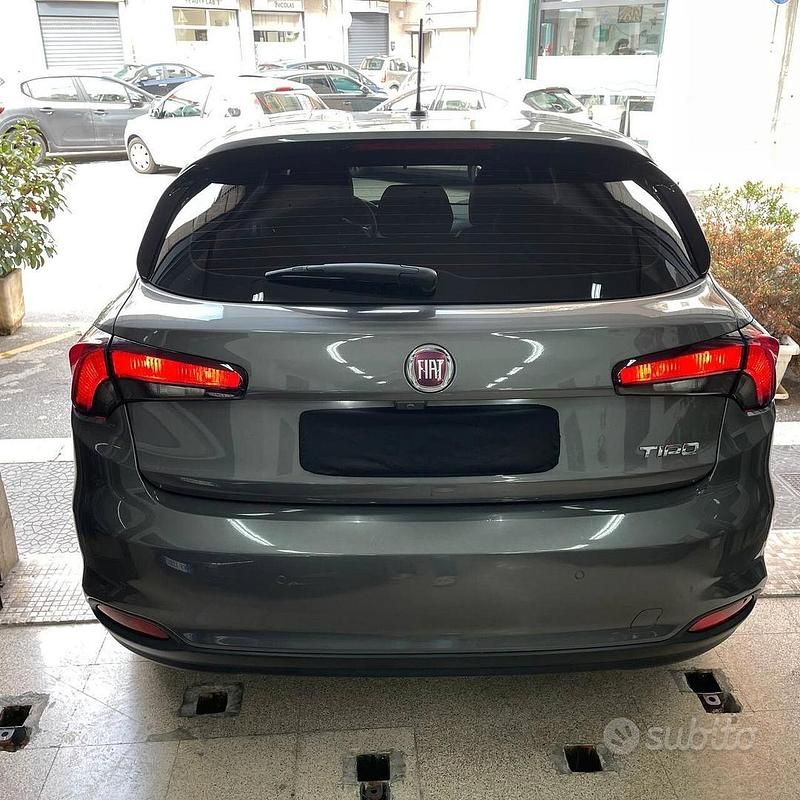 Usata Fiat Tipo Lounge 120 CV (88 kW) 2018 Grigio Berlina