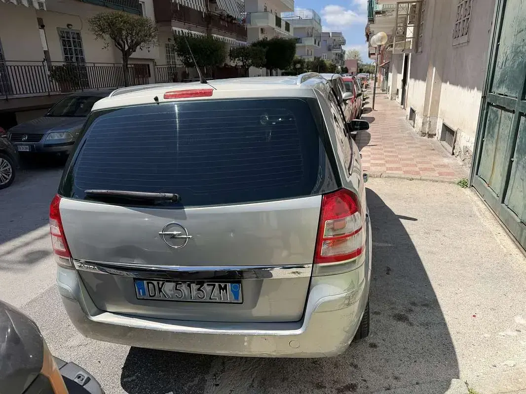 Usata Opel Zafira Cosmo 94 CV (69 kW) 2007 Bronzo Monovolume