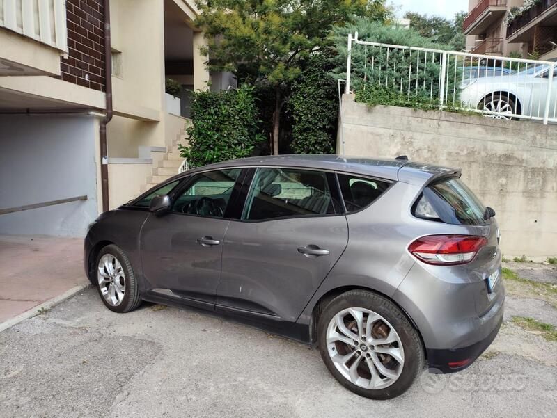 Usata Renault Scénic IV Zen 110 CV (80 kW) 2017 Grigio Monovolume