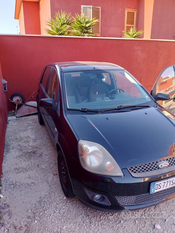 Usata Ford Fiesta 75 CV (55 kW) 2007 Nero Utilitaria