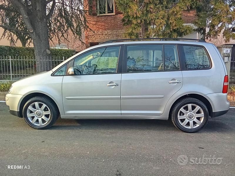 Grigio Usata 2005 VW Touran Monovolume | 4200 € (Cara) - Immagine 1/4