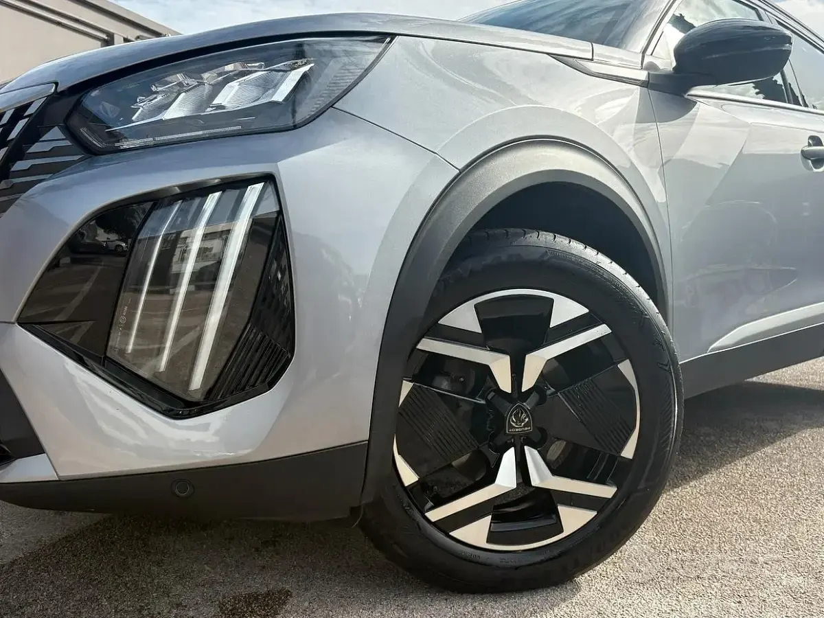 Occasion Peugeot 2008 Allure 102 ch (75 kW) 2025 Gris SUV
