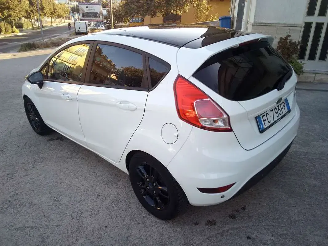 Usata Ford Fiesta 60 CV (44 kW) 2016 Bianco Utilitaria