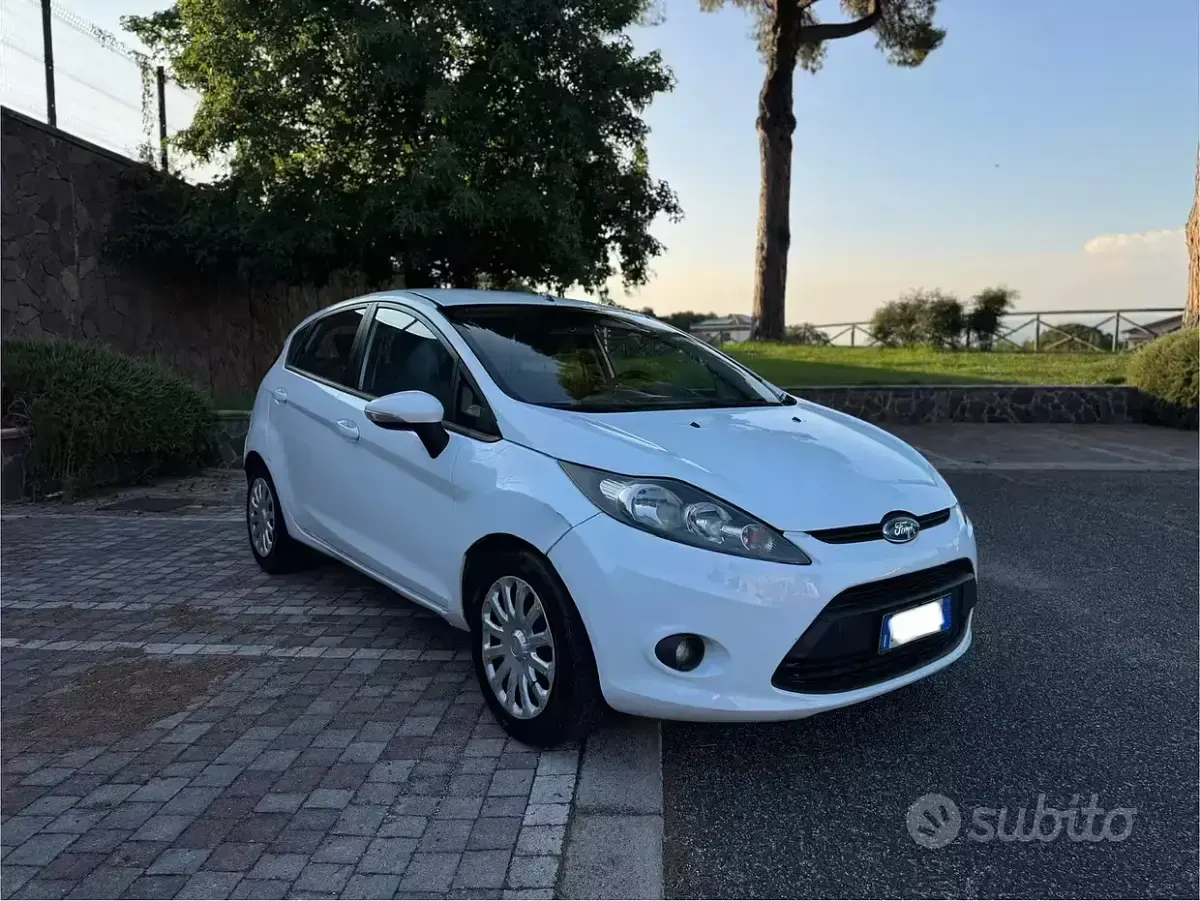 Usata Ford Fiesta 70 CV (51 kW) 2010 Bianco Berlina