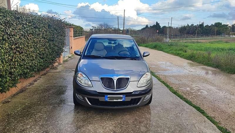 Usata Lancia Ypsilon 95 CV (69 kW) 2004 Argento Utilitaria