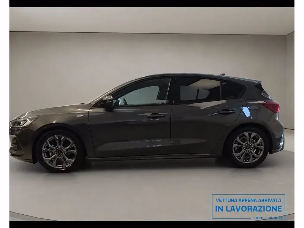Usata Ford Focus ST-Line 116 CV (85 kW) 2025 Magnetic grey Berlina
